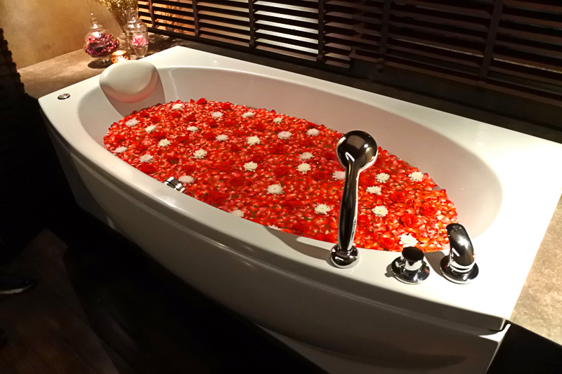1名からカップル向けまで利用者に合わせた施術ルームを用意。華やかなバスタブも