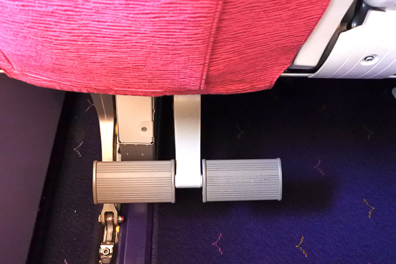 フットレストも足下にある。足下の広さは普通の印象