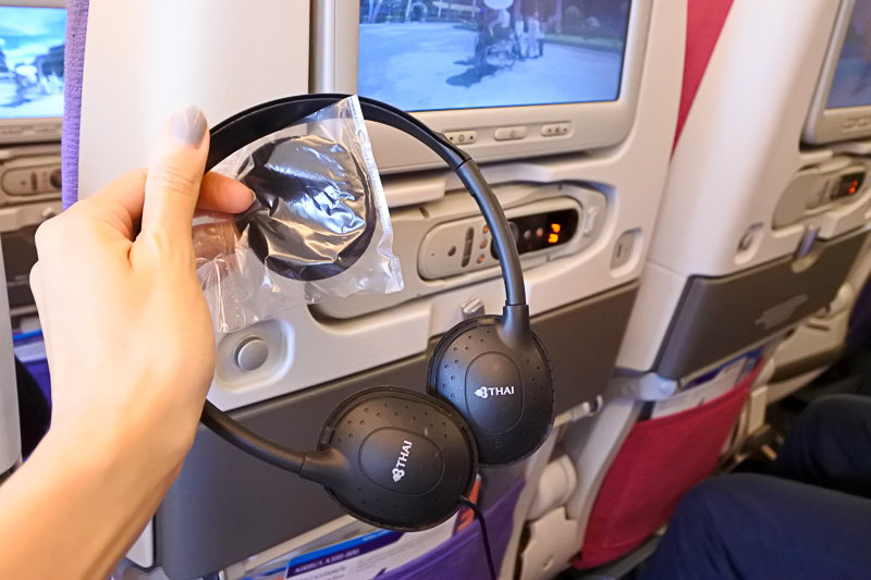 ポケットには機内誌とヘッドフォン