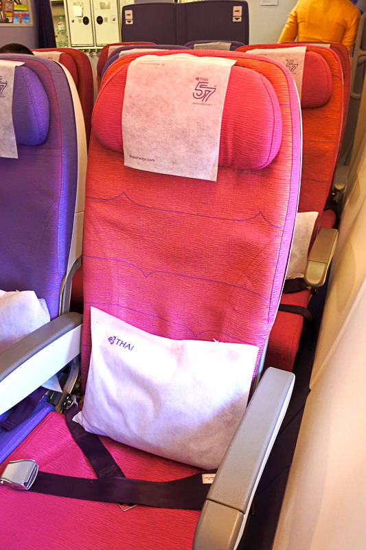 座席には、枕がありあとからブランケットが配られた