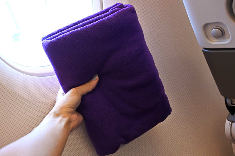 座席には、枕がありあとからブランケットが配られた