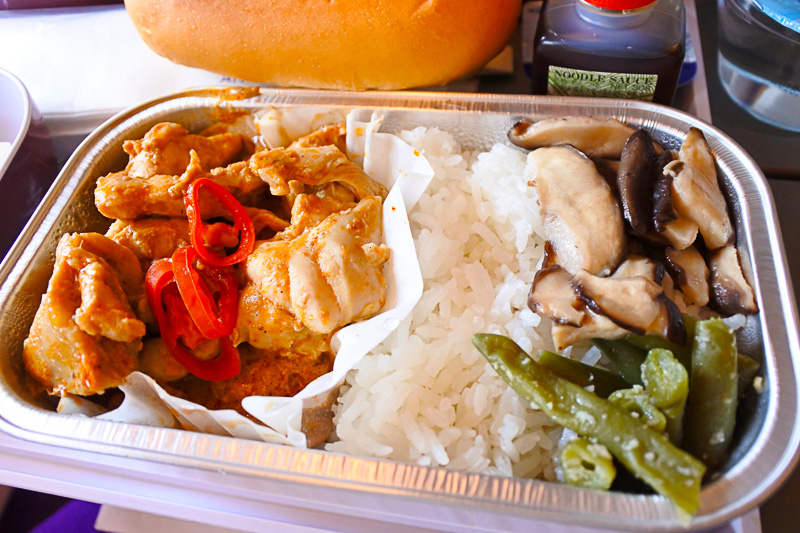 メインの「チキンのタイ風マッサマンカレー（ピーナッツ入り）」