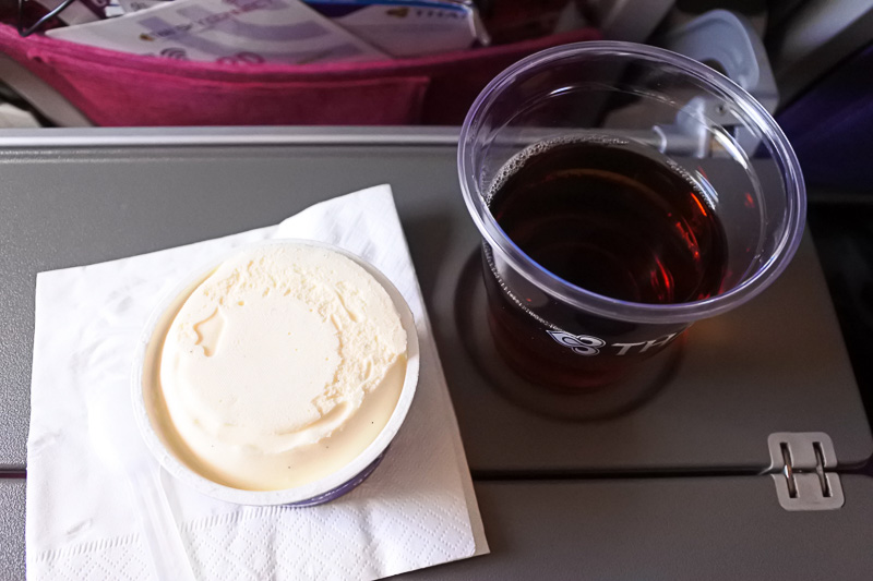 しばらくしてデザートとしてグリコのバニラアイスクリームも提供された