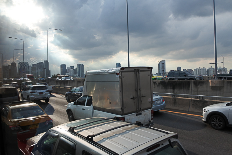 空港から市内へと向かい始めると帰宅ラッシュにぶつかり渋滞に。市内も車が溢れている。早めの移動が肝心