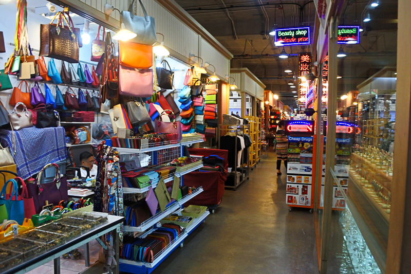 店舗は細かく区分されており、敷地内にコンパクトなショップがずらり。また商品もものすごい数が並べられている