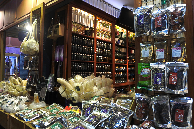 象の置物から、お弁当箱、タイティーまであらゆる商品が揃う