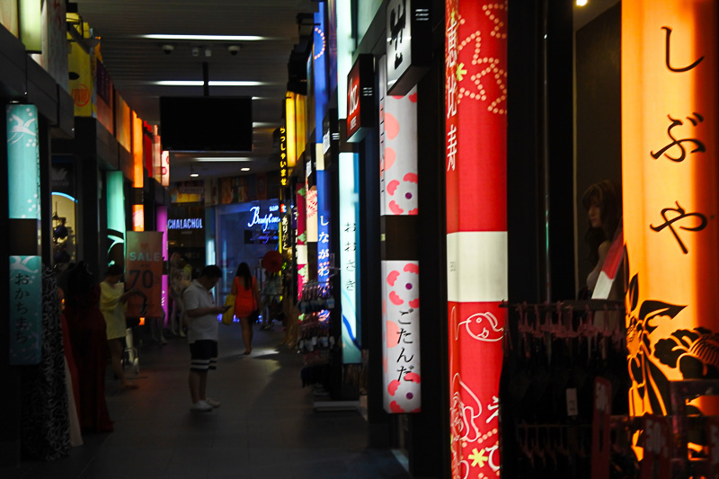 「ターミナル 21」の日本をテーマにしたエリアを訪問。ネオンが光り、マンガの世界のような雰囲気で楽しい