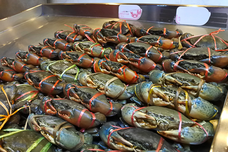 「ソンブーン・シーフード・レストラン」の店先にはワタリガニ