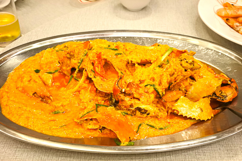 訪れた人が必ず注文する元祖「プーパッポンカリー」。サイズもS、M、Lの3種類ある