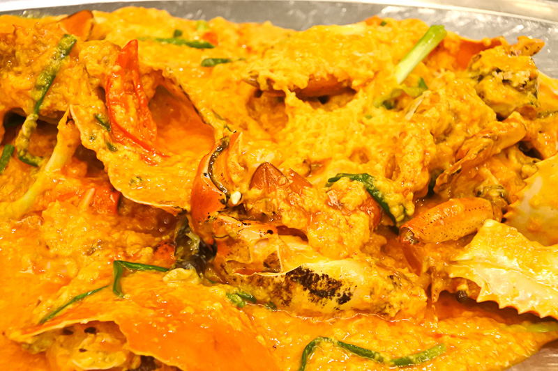 訪れた人が必ず注文する元祖「プーパッポンカリー」。サイズもS、M、Lの3種類ある