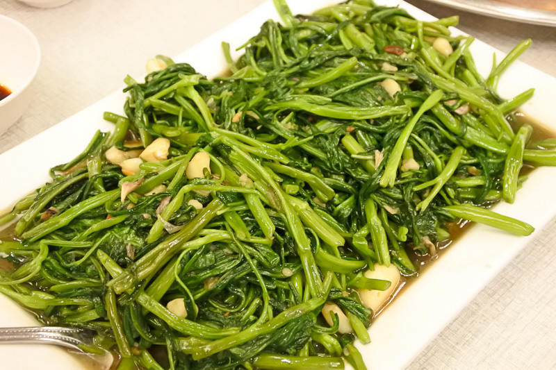 野菜料理やシーフードメニューの美味しさも格別。「空芯菜炒め」と「フエダイとナンプラー揚げ」。そして「海老コロッケ」