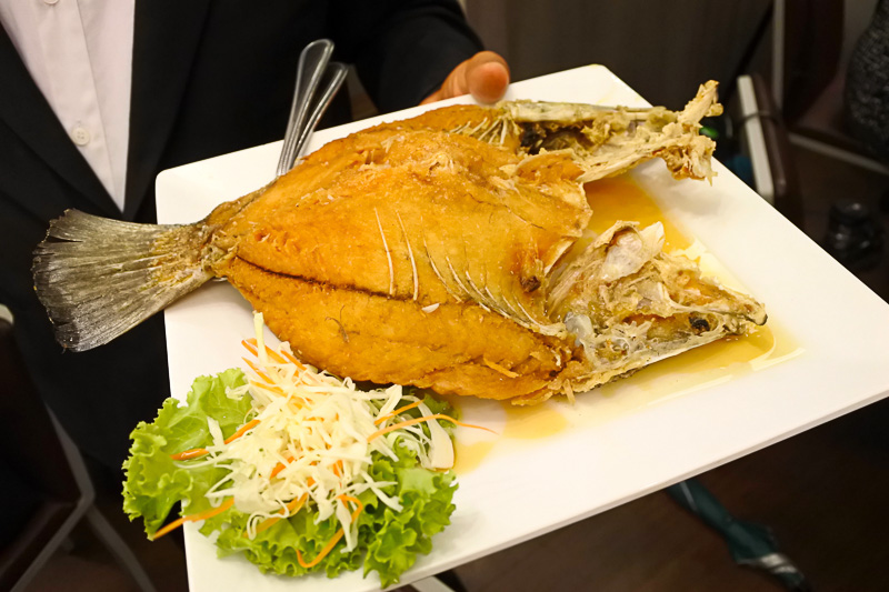 野菜料理やシーフードメニューの美味しさも格別。「空芯菜炒め」と「フエダイとナンプラー揚げ」。そして「海老コロッケ」