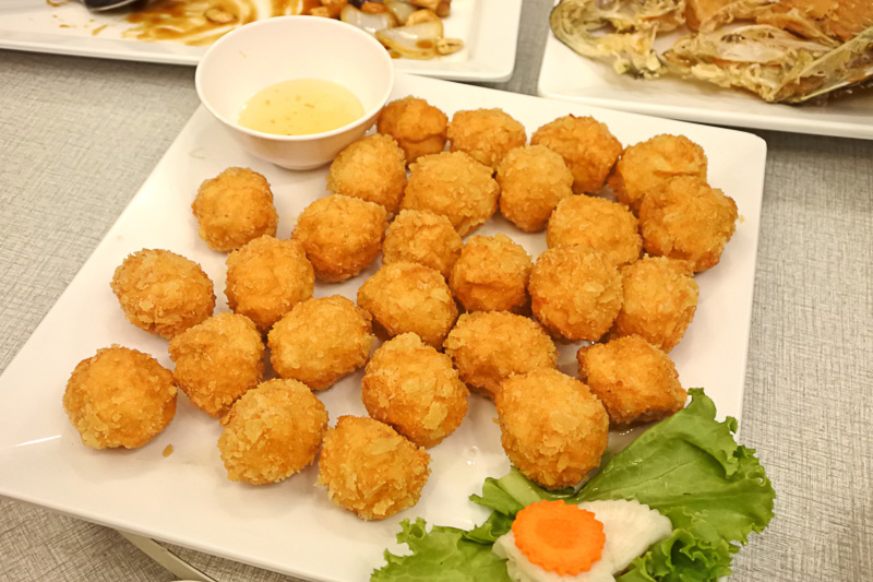 野菜料理やシーフードメニューの美味しさも格別。「空芯菜炒め」と「フエダイとナンプラー揚げ」。そして「海老コロッケ」