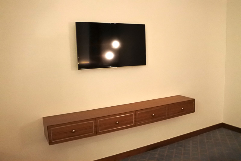 ベッドの正面にはテレビを設置