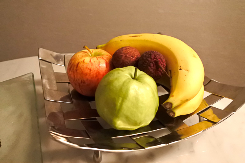 窓側のソファーとサイドテーブルにはウェルカムフルーツを用意