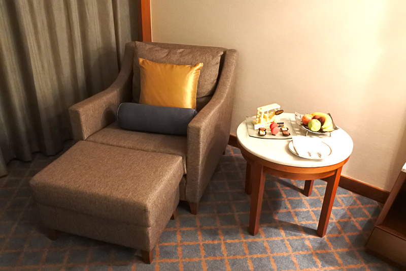 窓側のソファーとサイドテーブルにはウェルカムフルーツを用意