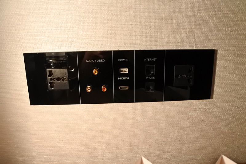 ユニバーサルコンセントやUSBポートなどはデスクの正面の壁側にある