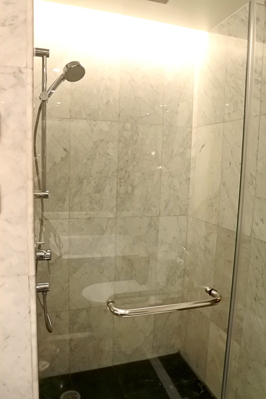 シャワーブースとバスタブは別々