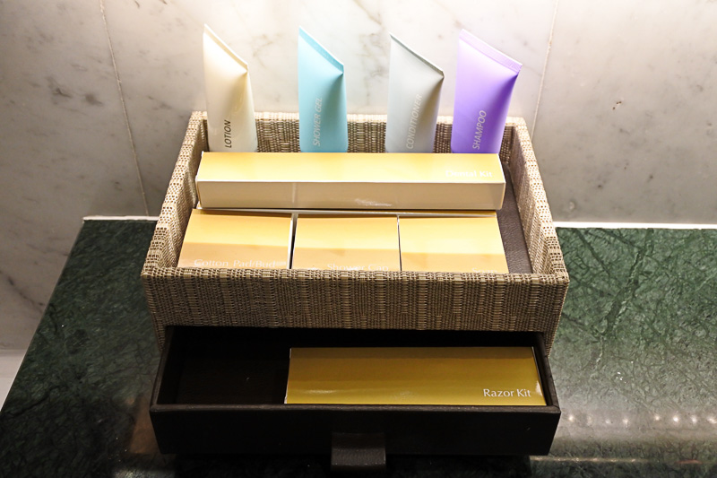 シャンプーやコンディショナーなどはアメニティ用のボックスに一式用意されている