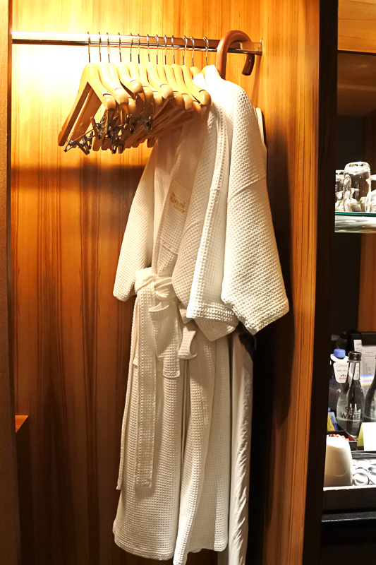 宿泊者に好評のバスローブとスリッパ