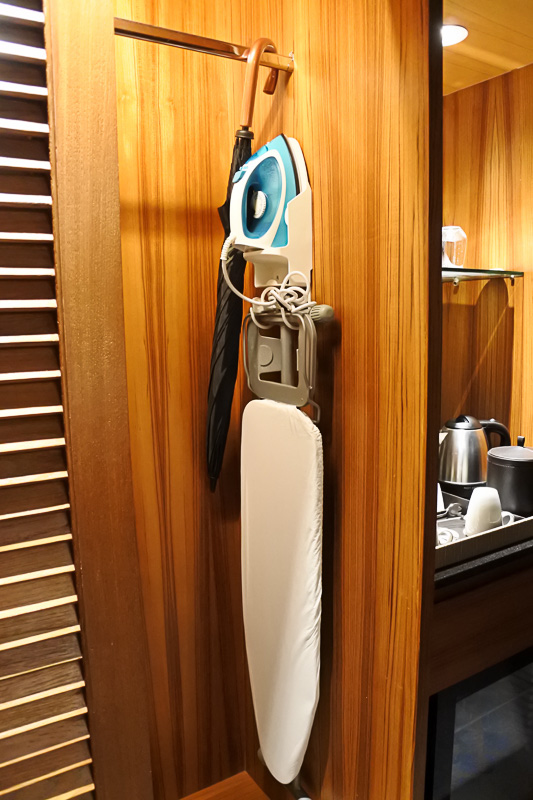 奥にはアイロン台にアイロン、スコール用に長傘の貸し出しも