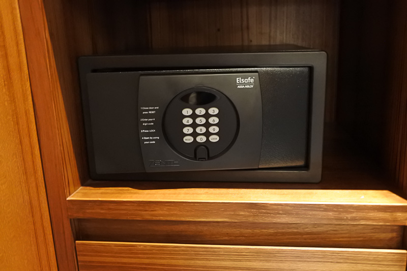 セキュリティボックスとともに、棚には靴べらなど身だしなみ用品も