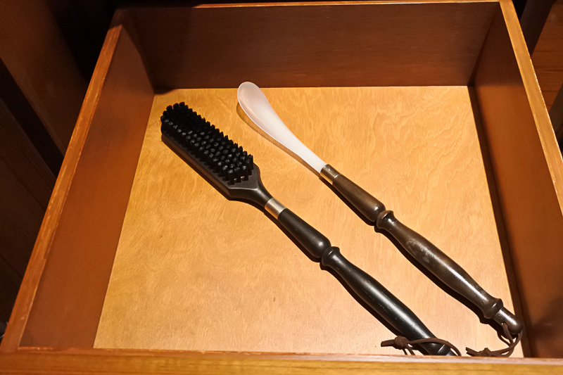 靴べらなども棚に設置されている