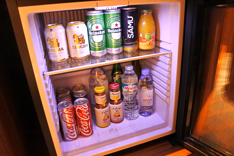 充実のミニバー周辺。アルコールやスナックを始め、紅茶もたっぷり用意されている