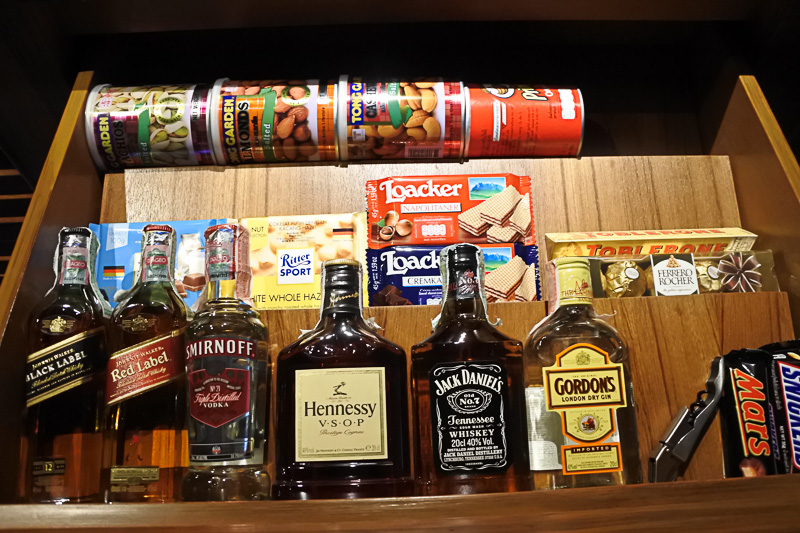 充実のミニバー周辺。アルコールやスナックを始め、紅茶もたっぷり用意されている