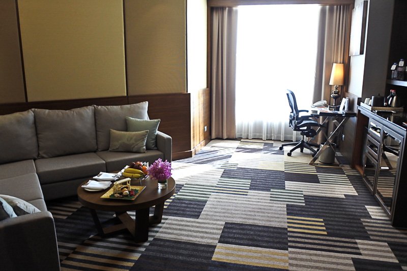 「デラックス・スイート・ルーム」は、リビングルームやバスルームがとにかく広く、部屋で過ごしたくなるつくり