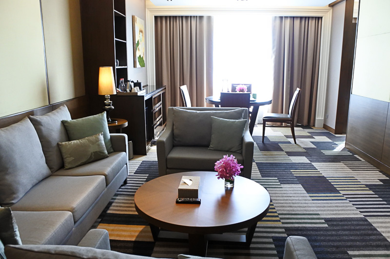 「エグゼクティブ・スイート・ルーム」は窓辺からの景色を楽しみながら過ごせる