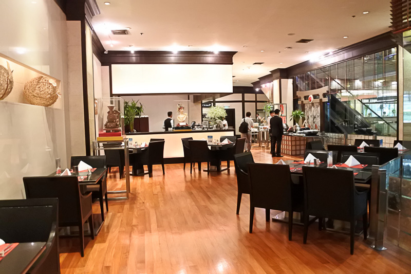 朝食会場の「ATRIUM」。窓際の席はBTSを眺めながら食事が味わえる