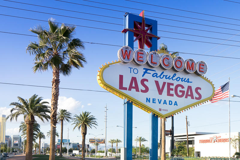 ラスベガスの大通り「ラスベガス・ストリップ」の南端にある、ラスベガスサイン。中央分離帯にあるのだがフォトスポットとなっていて駐車場も用意されている