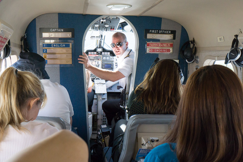 機長が出発前に注意事項など声をかける。ボーズ クワイエットコンフォートのヘッドフォンが備え付けられていて解説が流れる。途中で日本語でも流れる