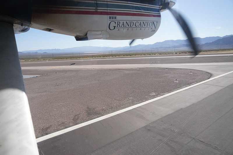 意外とあっさり離陸する。揺れはけっこう激し目。空港の周囲は一面砂漠