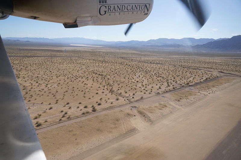 意外とあっさり離陸する。揺れはけっこう激し目。空港の周囲は一面砂漠