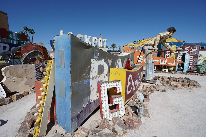 看板は無造作に配置されている