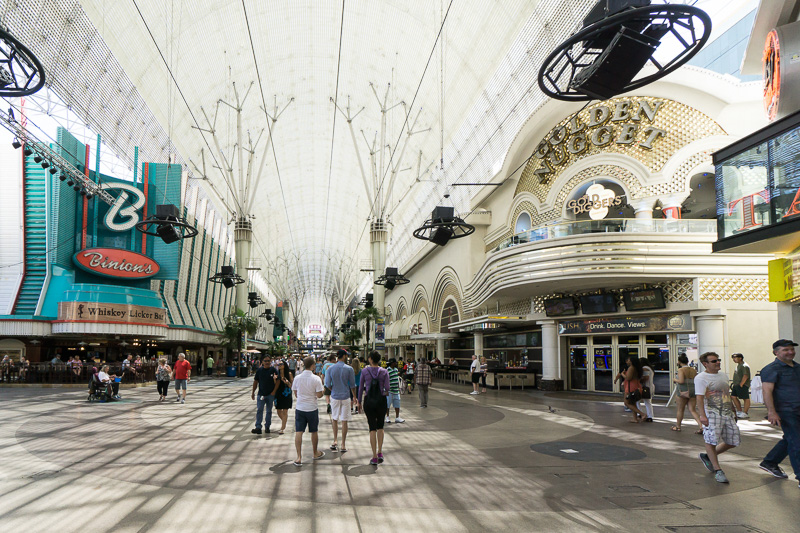 ネオン・ミュージアムにもあったビニオンズとゴールデン・ナゲットは向かい合っている