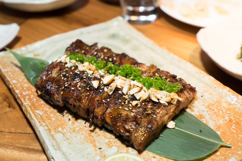 ベビー・バックリブ。ナッツがかかっている