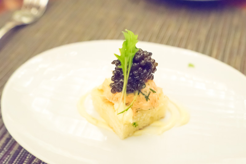 前菜はパンにアンチョビ乗せ