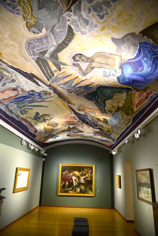 美術財団が収集した作品が並ぶ展示室。地下室のワインセラーの壁にも多くの絵が残っている