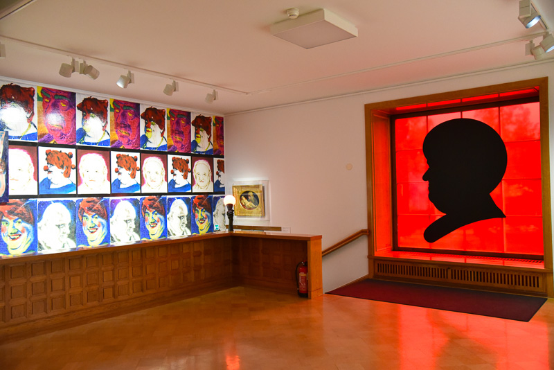 企画展「PLEASURE」では、現代アーティストのインパクト大な作品が並ぶ