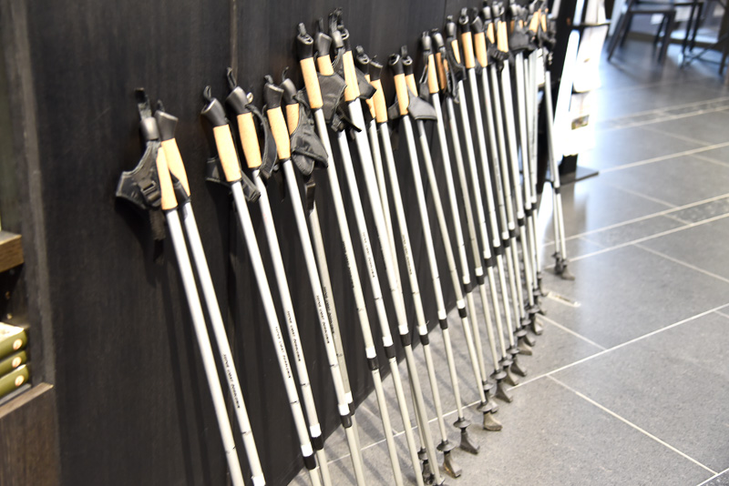 ノルディックウォーキング・ポールで敷地内の島へ出発