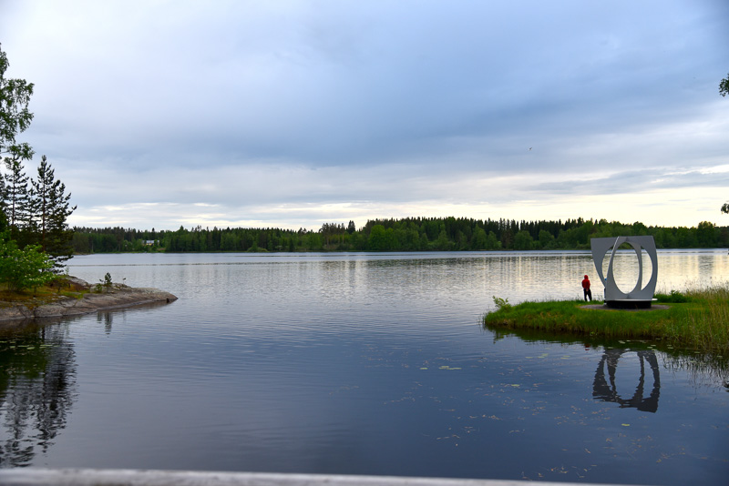 夕暮れどきの湖畔。白樺かと思いきや松にニットがかぶせられていた