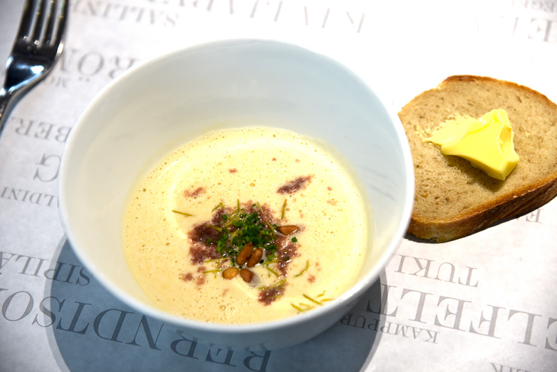 前菜の「Creamy cauliflower soup, crispy pork and spruce」