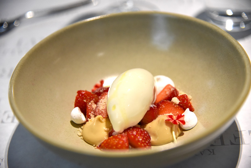 デザートの「Mint chocolate, strawberries and olive oil ice cream」