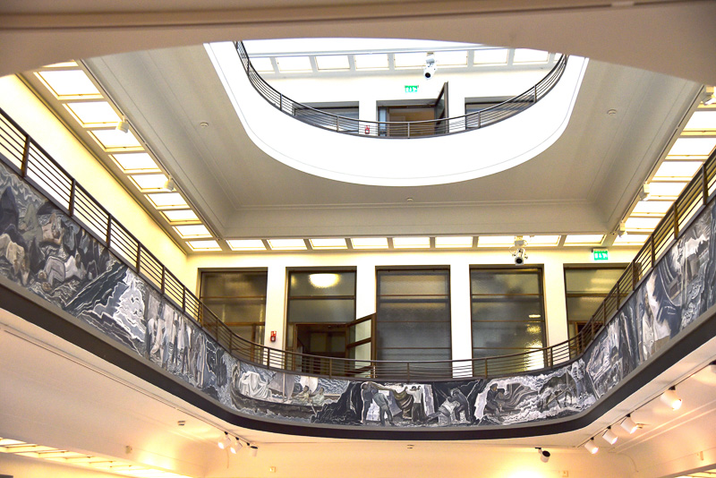 エントランスの2階部分の吹き抜けには、製紙業の歴史が刻まれている