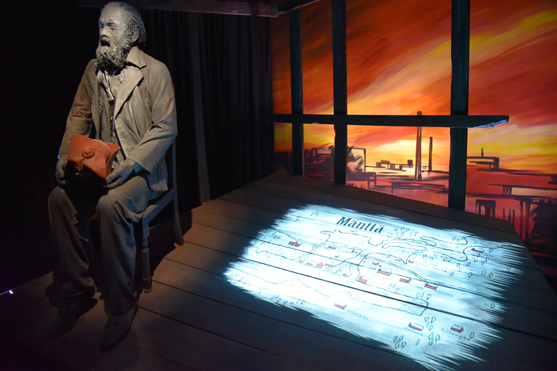 常設展「PAPER DEVIL」は等身大の紙製の人形でその歴史をたどるユニークな展示方法をとっている