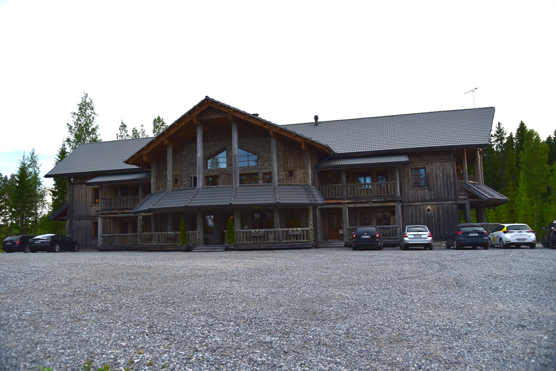 木調のどっしりとした外観のブティックホテル「ラプカルタノ」