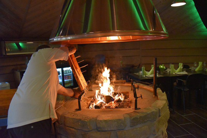 スモークサーモンをオーダーすると目の前でスモークし、一番美味しい瞬間にサーブしてもらえる